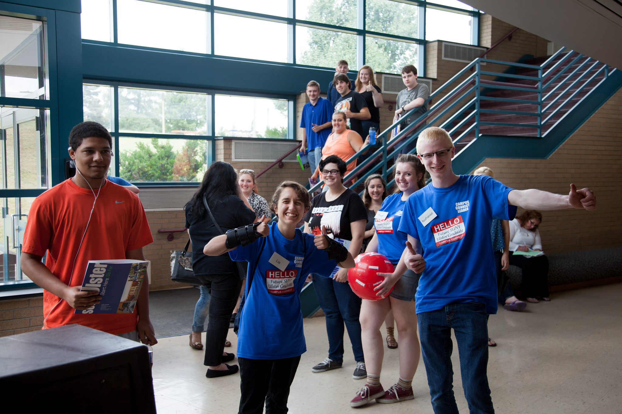 Campus Connect leaders giving a thumbs up with new students
