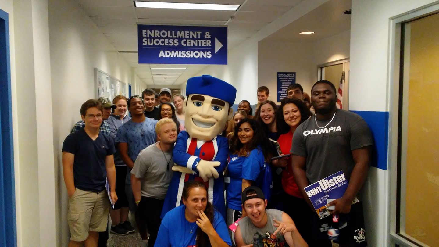 New students posed with mascot Senator Sam