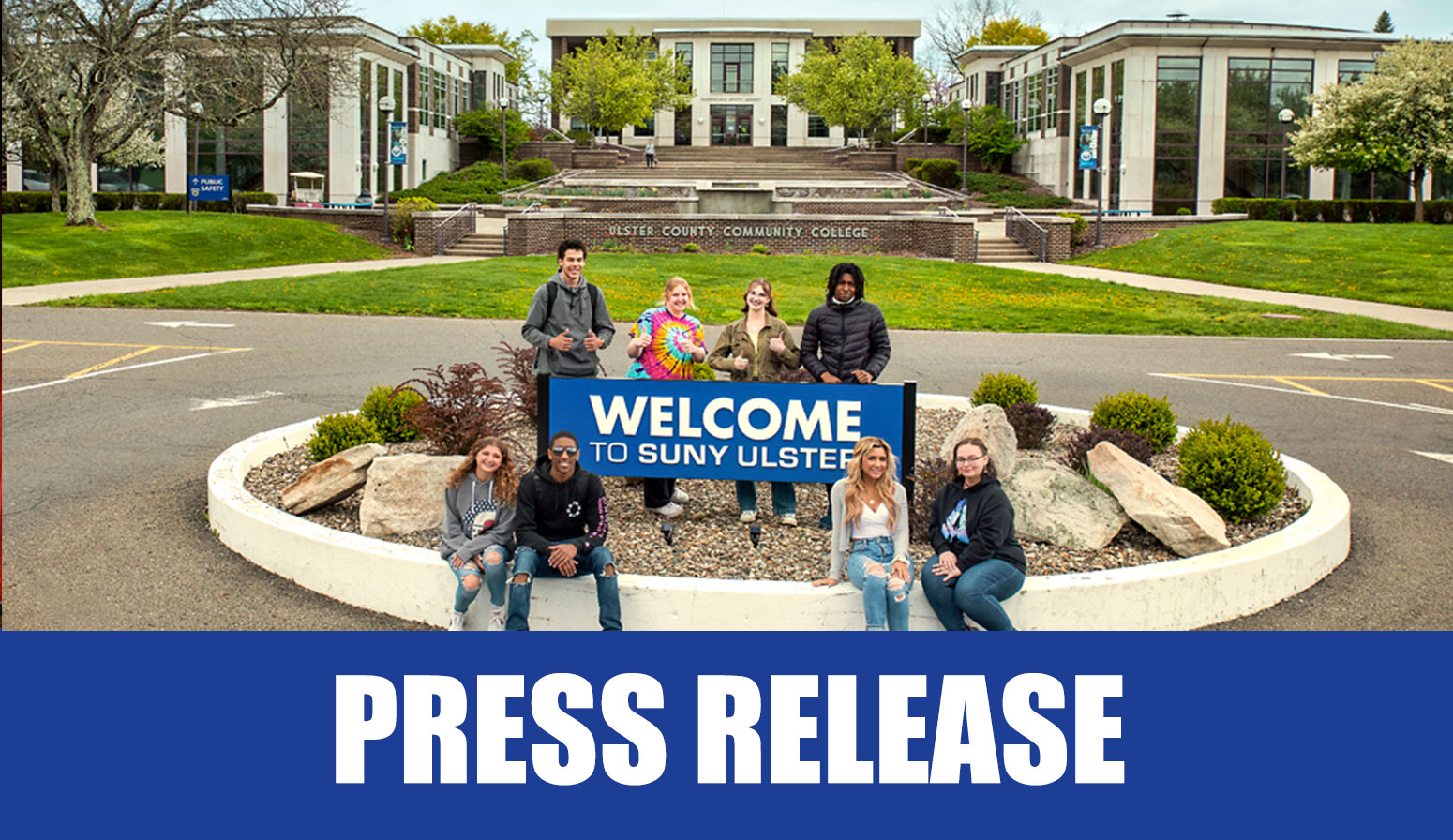 Students in front of Campus